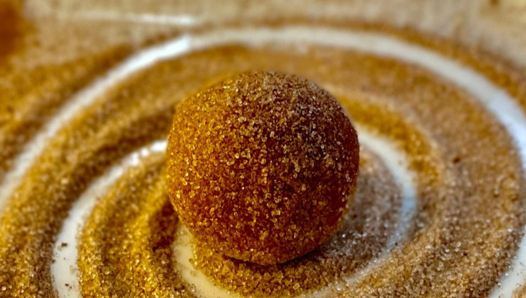 Neue Sorte von BoomBiza - Cinnamon Love. Zuckerzimt Bombiza (Bombica / Bombice) Butterkeks Kugel als Dessert