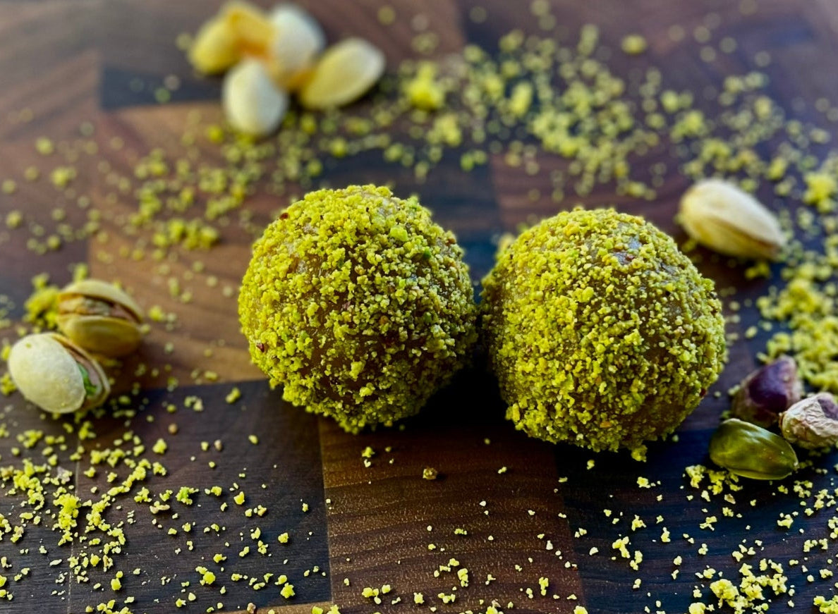 Neue Sorte von BoomBiza, Green Gold (Pistazien Butterkeks Kugel). Bombiza (Bombica / Bombice) mit Pistazie zu Kaffee und Kuchen im Cafe oder Restaurant.