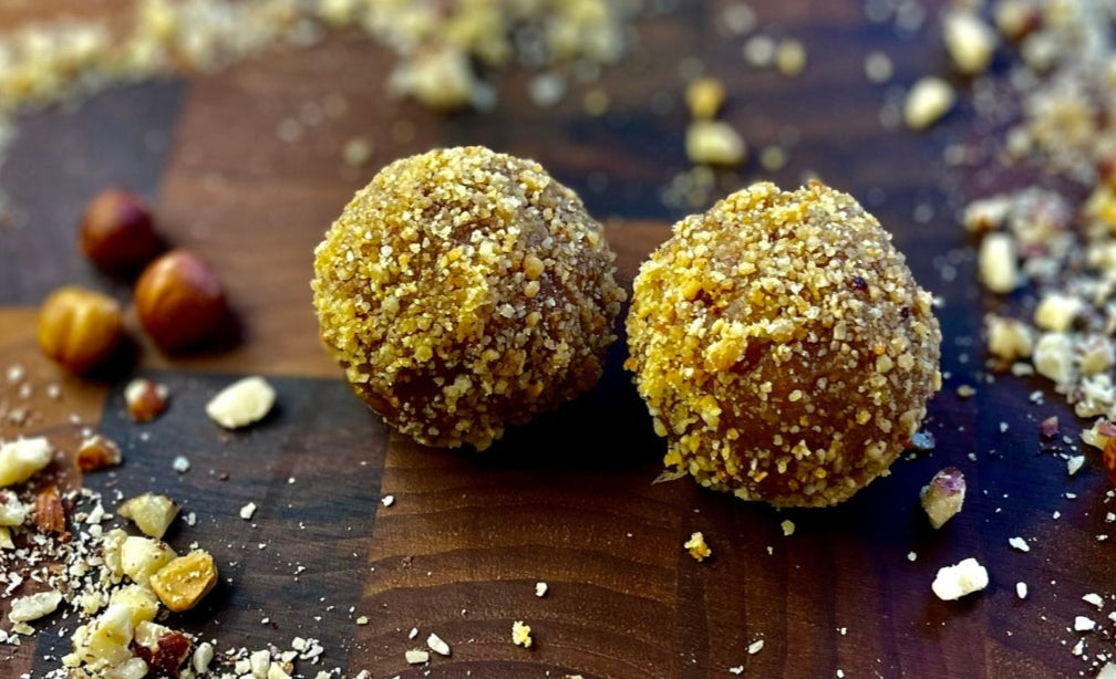 Neue Sorte von BoomBiza, Hazel Dream (Haselnuss Butterkeks Kugel). Bombiza (Bombica / Bombice) mit Haselnuss und Krokant als Dessert/Nachtisch zu Kaffee und Kuchen im Cafe