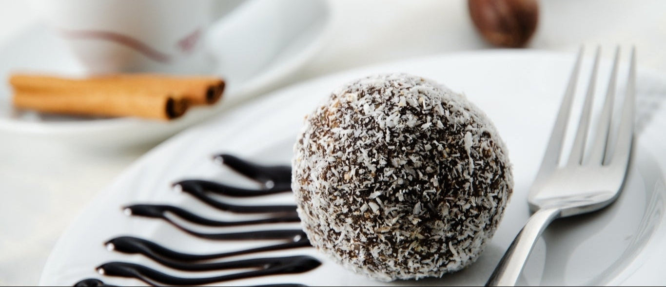 Neue Sorte von BoomBiza, Silent Choco (Schokokugel aus Butterkeks mit Kokosnuss). Bombiza (Bombica/ Bombice) als Nachtisch/Dessert Genusskugel für Kaffee und Kuchen im Cafe, Restaurant, Hotel. 